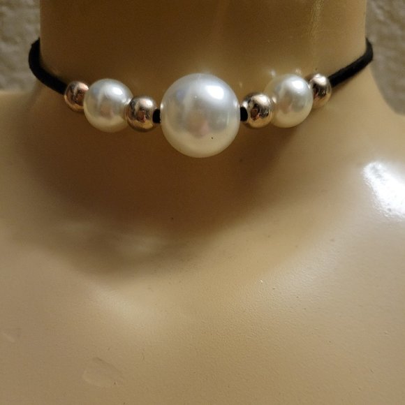 Stylish Faux Pearl & Suede Choker Necklace - Picture 2 of 7